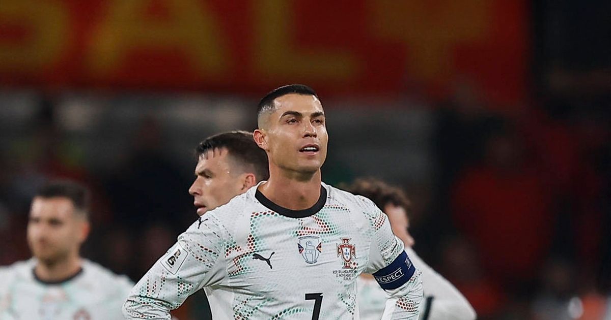 Iată o reformulare a titlului: „Rușine națională” – Cristiano Ronaldo, aspru criticat în țara natală după eliminarea dramatică împotriva Irlandei, acuzat de „comportament exagerat”