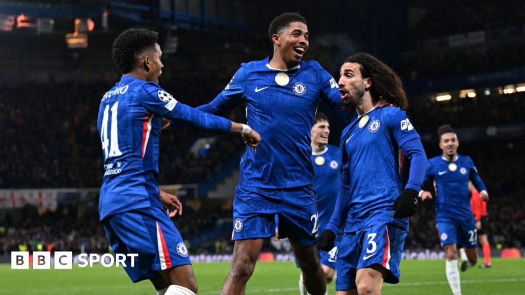 Iată o reformulare a titlului: „LIVE: Rezultate și știri din Liga Campionilor: Chelsea – Barcelona, Manchester City – Bayer Leverkusen și Marseille – Newcastle United” 

Sau, folosind sinonime: 
„Transmisie în direct: Scoruri și noutăți din Campionatul European: meciul dintre Chelsea și Barcelona, confruntarea dintre Manchester City și Bayer Leverkusen și duelul dintre Marseille și Newcastle United”