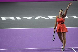 Sabalenka o învinge pe campioana en-titre Gauff pentru a întâlni Pegula în semifinalele WTA Finals