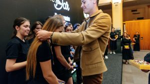 Un gest apreciat! David Popovici și echipa Lotului Național de Canotaj au onorat 35 de tineri remarcabili.