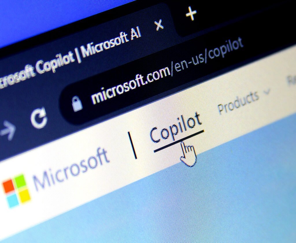 Microsoft întâmpină dificultăți în promovarea adoptării pe scară largă a asistentului său AI, Copilot, din cauza beneficiilor neclare și a costurilor ridicate