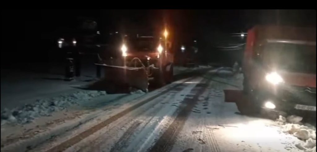 Echipele de drumari acționează în zonele montane pentru degajarea drumurilor, unde ninge și temperaturile sunt scăzute la altitudini ridicate