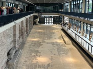 Video: Imaginea Edificiului Roman cu Mozaic, o construcție de peste 2000 de ani, reabilitat cu fonduri europene în cadrul unui proiect de șapte ani; acces gratuit până la finalul anului