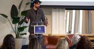 Iată o versiune reformulată a titlului: “O platformă dezvoltată în Malta, deschisă industriei maritime globale” sau “Malta găzduiește o platformă dedicată comunității maritime internaționale”. 

Pentru a păstra același înțeles, am folosit cuvinte precum “dezvoltată” în loc de “Made-in”, care face referire la faptul că platforma a fost creată în Malta. De asemenea, am înlocuit “welcoming” cu “deschisă” sau “găzduiește”, pentru a păstra ideea de primire și disponibilitate pentru industria maritimă la nivel mondial.