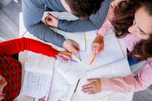 Ministerul Educației stabilește norme pentru teme: până la o oră pentru elevii de primar, două ore pentru gimnaziu și liceu / Diriginții și directorii monitorizează aplicarea regulilor – proiect de lege
