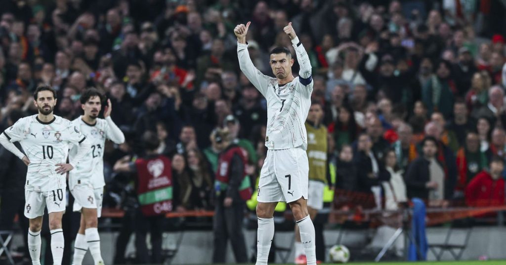 Iată o posibilă reformulare a titlului:

„Noaptea în care ‘vacile sfinte’ nu au dat nici o picătură de lapte (notele Portugaliei)”

Sau, utilizând sinonime:

„Noaptea în care ‘icoanele’ nu au produs nici o picătură de lapte (evaluările Portugaliei)”

Sau:

„Seara în care ‘modelele de urmat’ au eșuat în a oferi nici o picătură de lapte (aprecierile Portugaliei)”

Am înlocuit „vacas sagradas” cu „vacile sfinte”, „icoanele” sau „modelele de urmat” pentru a păstra sensul figurat al expresiei, care se referă la ceva sau cineva considerat intangibil sau de nezdruncinat. De asemenea, am înlocuit „notas” cu „note”, „evaluări” sau „aprecieri” pentru a menține sensul de evaluare sau apreciere.