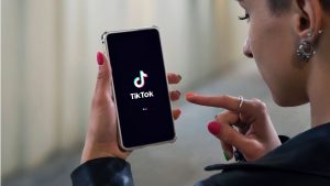 TikTok îți oferă opțiunea de a controla procentul de conținut AI pe care îl urmărești
