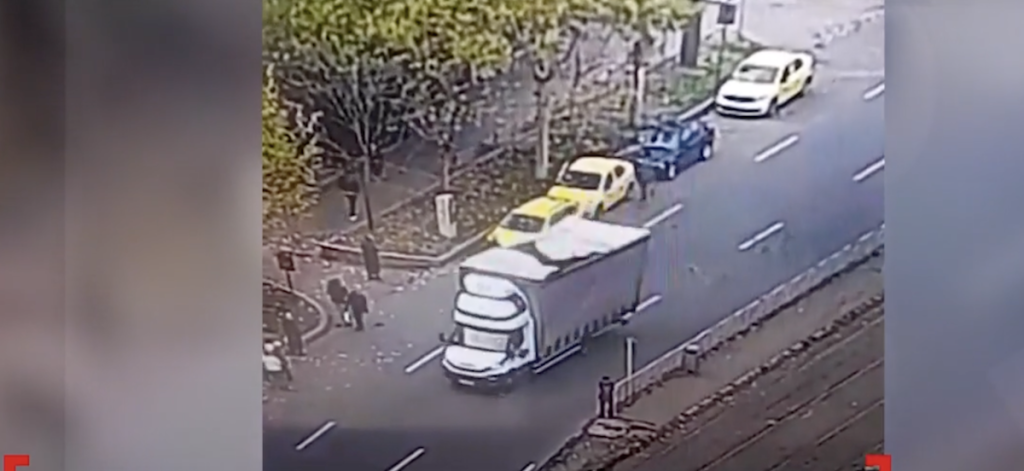 Femeie rănită grav după ce a fost electrocutată de cablul de alimentare al tramvaiului; incident survenit în timpul unor intervenții la rețea de către angajații companiei de transport public.