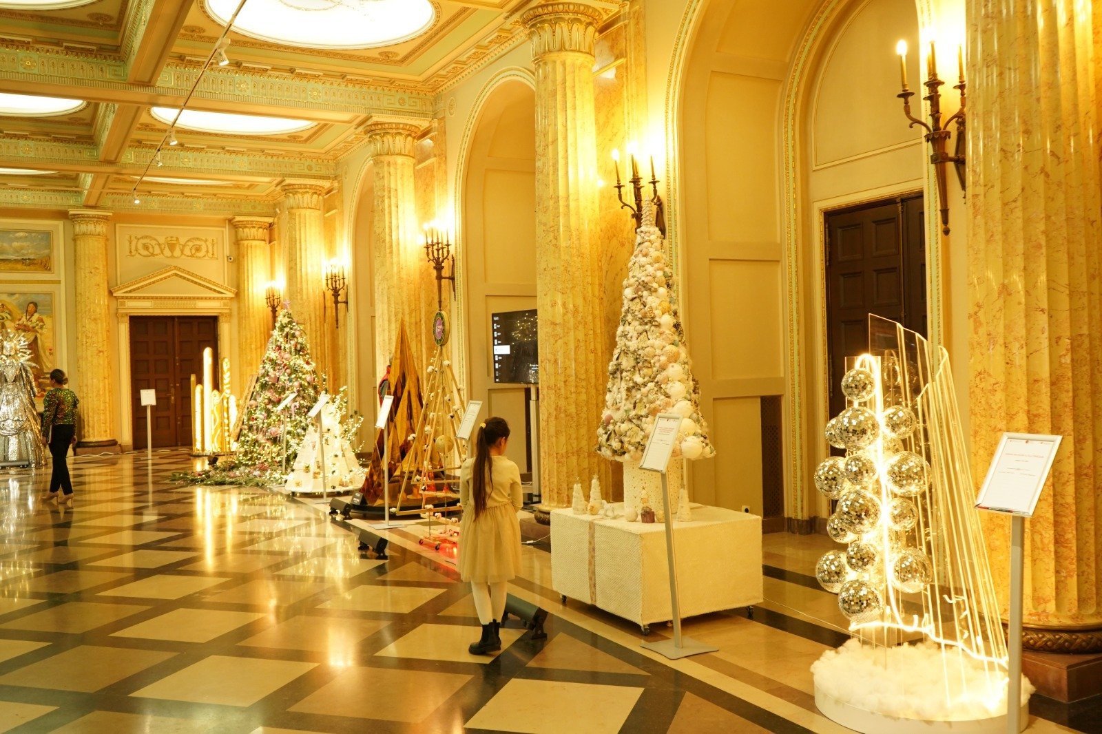 Festivalul Brazi de Crăciun 2025: designeri și artiști români realizează creații exclusive, ce vor fi puse în licitație pe data de 4 decembrie