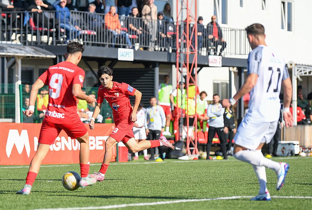 Iată o reformulare a titlului: „Liga a 2-a de fotbal: Confruntare crucială între FC Bacău și CSC Dumbrăvița, un meci cu miză mare”.