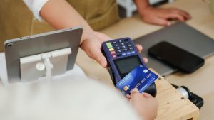 Riscurile tap-to-pay: cum te poți rămâne fără bani din cauza fraudelor, vulnerabilități explicate