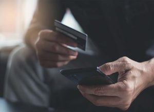 Șofer de mașină de gunoi a furat identitățile colegilor și a împrumutat peste 110.000 lei