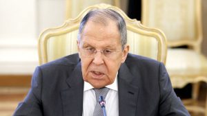 Lipsa ministrului rus de externe, Sergey Lavrov, ridică semne de întrebare la Moscova 

Sau, altă variantă:
Absența lui Sergey Lavrov, ministrul de externe al Rusiei, provoacă neliniște la Moscova 

Sau, o altă reformulare:
Ministrul rus de externe, Sergey Lavrov, este absent, ceea ce declanșează semnale de avertizare la Moscova 

Sau, în sfârșit, o ultimă varianta:
Dispariția ministrului de externe rus, Sergey Lavrov, generează îngrijorare în capitala Rusiei, Moscova.
