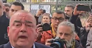 Controversă la înregistrarea candidaturii: Nețoiu a sosit cu un grup de susținători și a fost vizat de acuzații: “Fost agent de securitate, ai agresat oameni la secția de votare 10!”