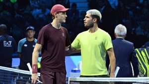 Jannik Sinner obține o victorie electrizantă împotriva lui Carlos Alcaraz în finala Turneului Campionilor