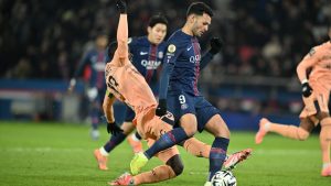 PSG păstrează un avans de două puncte în fața celor de la Marseille și Lens, după o victorie impresionantă împotriva lui Le Havre, disponibilă în exclusivitate pe o platformă de streaming.