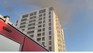 Imagini de la un incendiu într-un apartament din Sectorul 5, cu mult fum degajat, pompierii efectuează căutări pentru eventuale victime