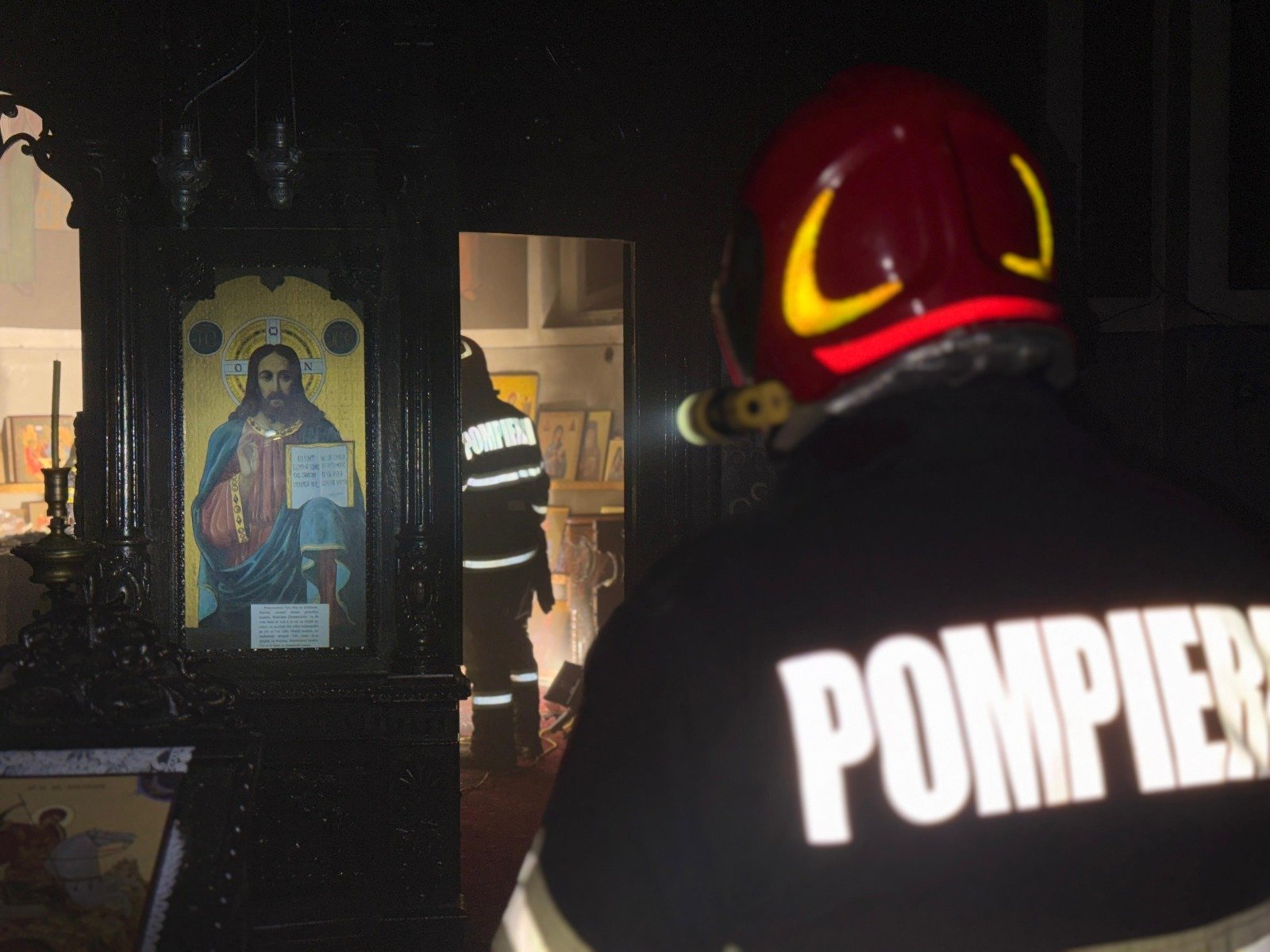 Incendiul de la Biserica „Adormirea Maicii Domnului” din Dorohoi: flăcări ce au distrus o secțiune a obiectelor din altar