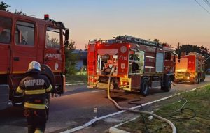 Flăcări la o pensiune din Mahmudia, Tulcea / ISU: Nu sunt persoane captive în clădirea de cazare