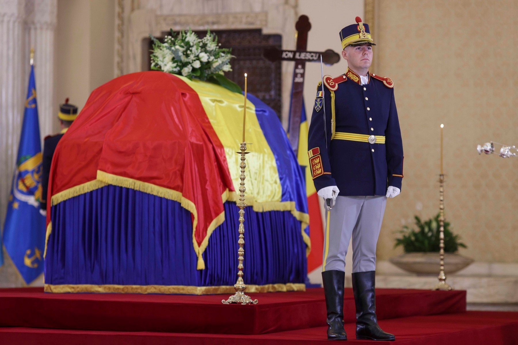 [ad_1] Costul total al funeraliilor de stat ale fostului președinte Ion Iliescu a ajuns la aproximativ 136.446 de lei, adică 27.000 de euro