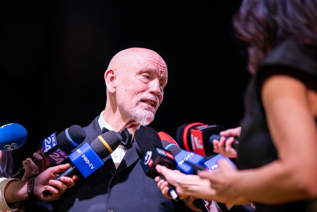 Interviuri exclusive: John Malkovich despre uimitorul Sergiu Celibidache / Ben Schnetzer despre o poveste incredibilă, muzică excepțională și imagini remarcabile / Premiera filmului ”Cravata galbenă” în cinematografele din România