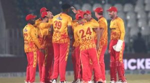 Zimbabwe scoate o supriză uriaşă, învingând Sri Lanka cu 67 de rulaje în cadrul turneului tri-naţiunilor de cricket pe scurtă distanţă.
