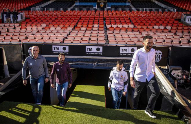 los_entrenadores_y_capitanes_del_derbi_valenciano_posan_en_mestalla_foto_vcf_006.jpg
