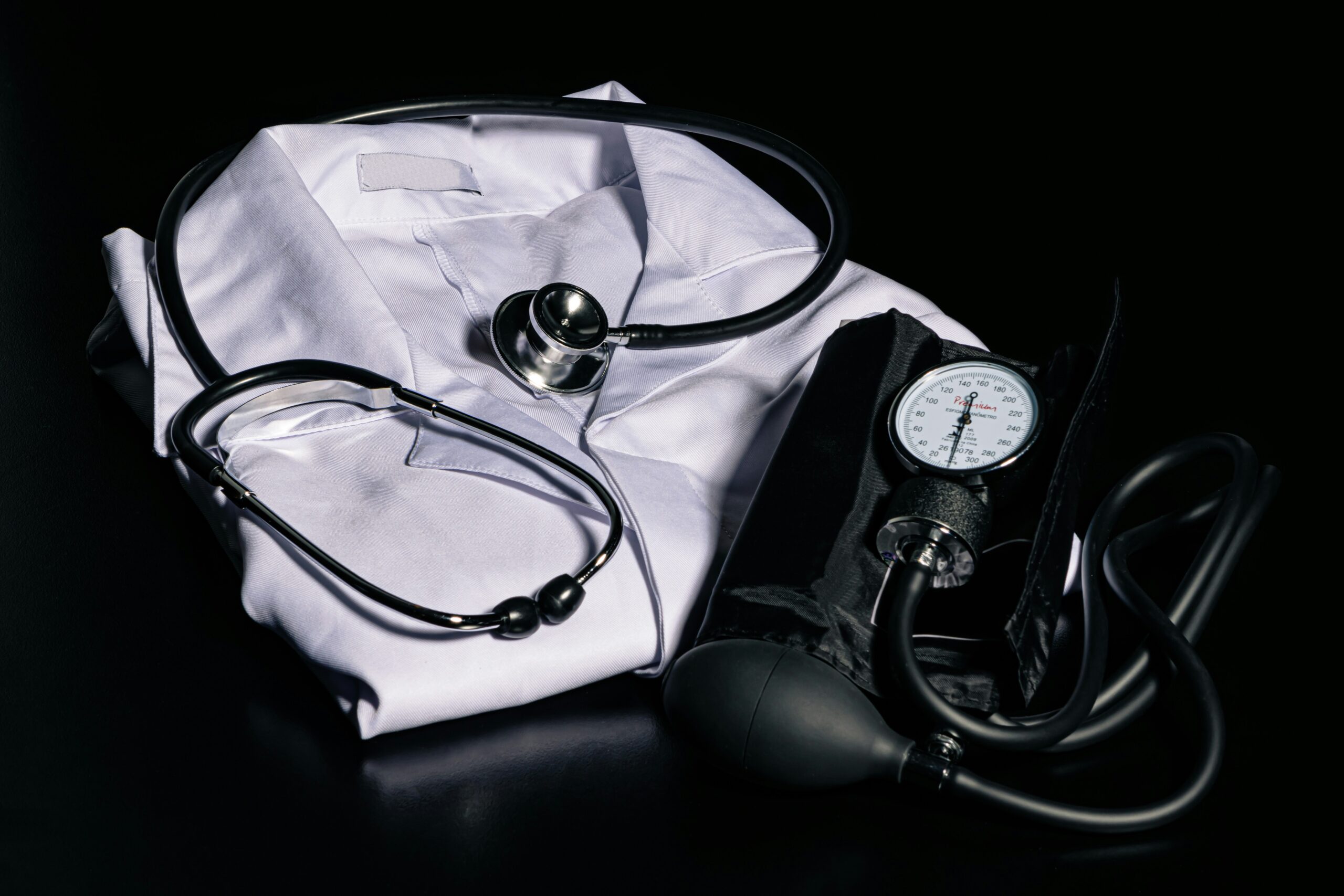 [ad_1] Autoritățile au efectuat, miercuri, 5 noiembrie, 14 percheziții la sediul Ministerului Sănătății și în locuințele unor medici suspectați că și-au echivalat ilegal rezidențiatul