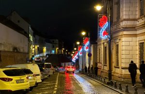 Primăria Sibiu a înlocuit decorațiunile de Crăciun cu inimioare: o instalație specială, în valoare de aproape 600 de euro, simbolizează spiritul empatiei în perioada sărbătorilor