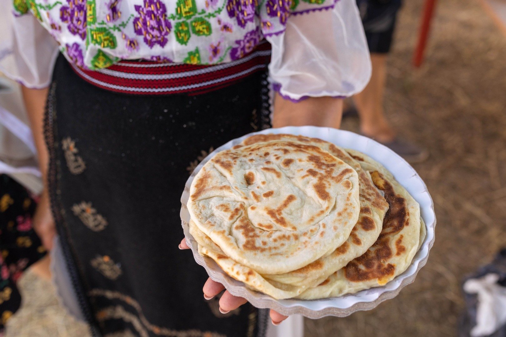 [ad_1] Înainte de 1 Decembrie, G4Food îi invită pe cititori să completeze un chestionar numit „Harta gusturilor românești”, în care pot exprima opinii despre varietatea gastronomiei din România și despre felurile de mâncare tradiționale, ingredientele folosite local și obiceiurile alimentare sănătoase