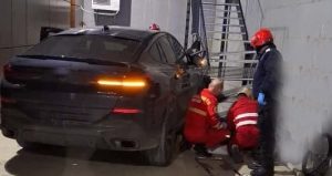 Tânăr în scaun cu rotile decedat după ce a fost lovit de o mașină în incinta unui centru medical din Bihor; o asistentă și un alt adolescent în scaun cu rotile au fost răniți