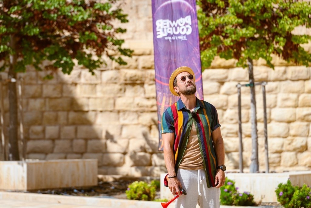 Iată câteva variante de reformulare a titlului:
– „Ai părăsit cuibul părintesc”
– „Ești departe de liniștea copilăriei”
– „Viața în afara căminului familial”
– „Depărtarea de confortul casei părintești”
– „Realitățile vieții independente”