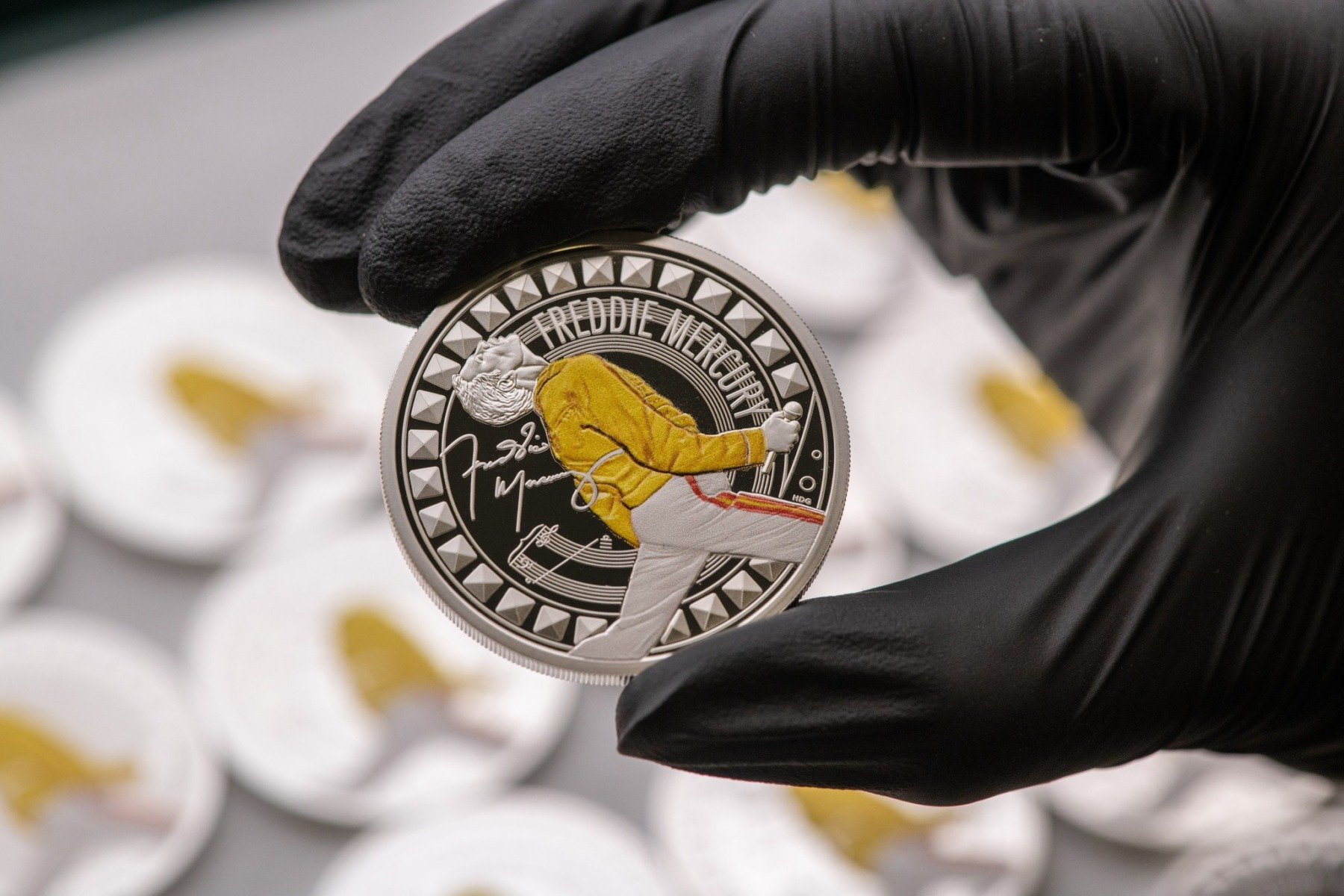 Moneda comemorativă emisă de Monetăria Regală Britanică pentru Freddie Mercury, la 40 de ani de la iconicul concert de la Live Aid