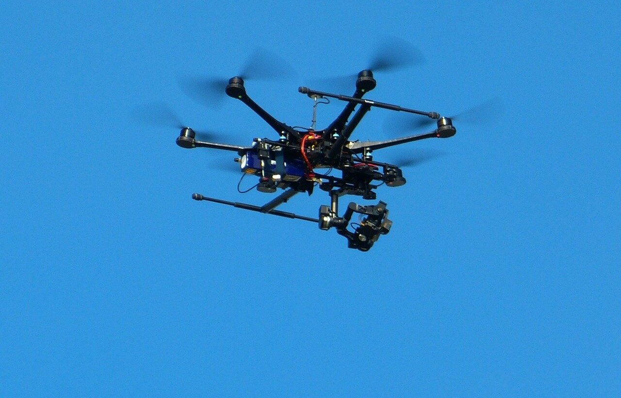 [ad_1] Ministerul de Interne le sugerează cetățenilor să nu zboare drone în timpul minivacanței de Ziua Națională, menționând că utilizarea fără autorizație poate perturba activitățile importante ale autorităților și poate reprezenta un pericol pentru siguranța persoanelor