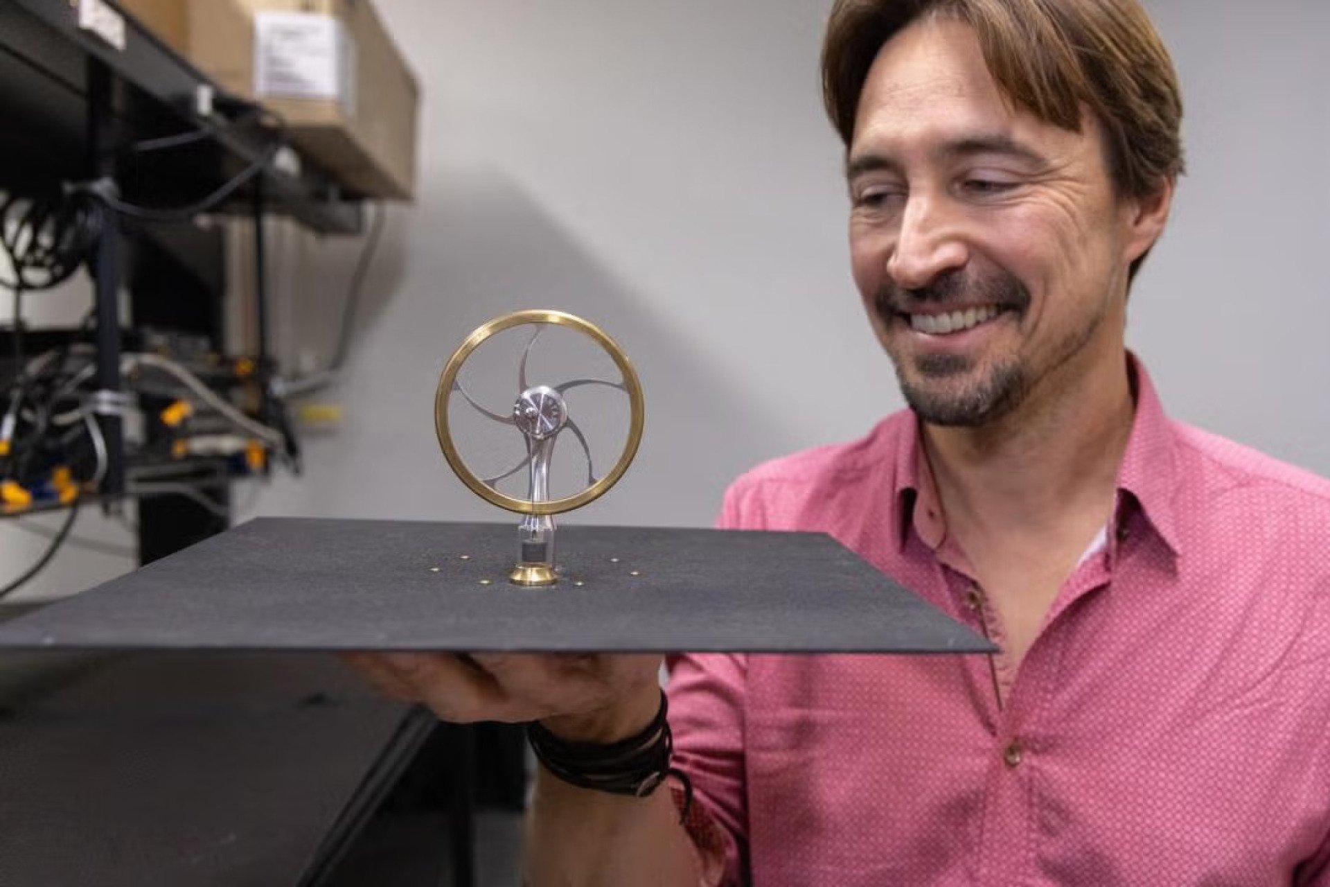 [ad_1] Un inginer american a dezvoltat un prototip de motor Stirling inovator, care funcționează exclusiv prin diferențele naturale de temperatură dintre sol și cerul nocturn