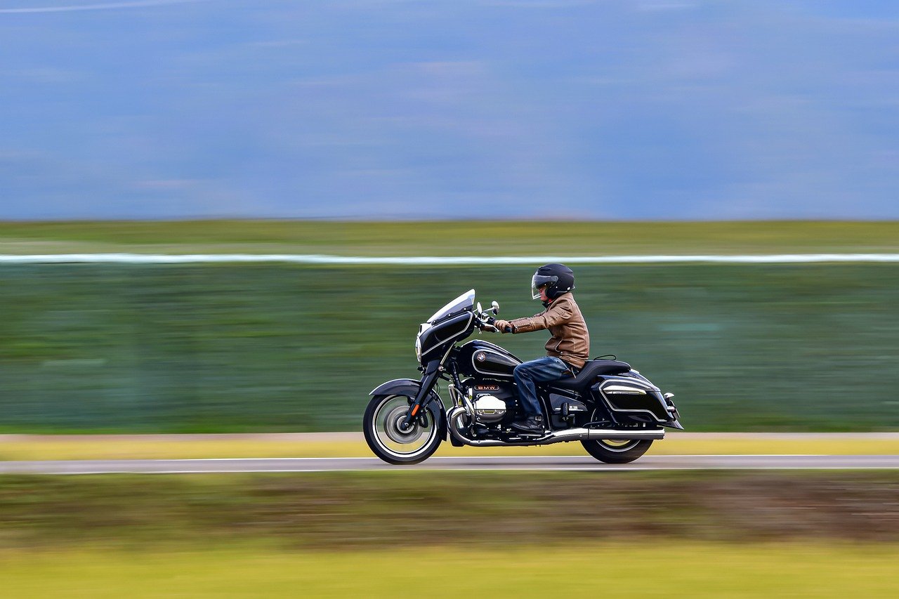 Motociclist surprins din elicopter efectuând 13 depășiri ilegale pe DN1, sancționat cu amendă record de 16.000 de lei și permis suspendat pentru peste doi ani