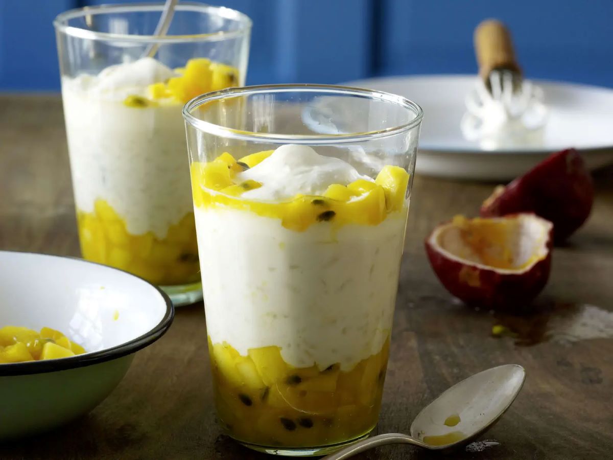 Mic dejun vegetarian cu orez, lapte de cocos și fructe de mango, fără lactoză și gluten, ideal și cu pere, banane, portocale sau mandarine