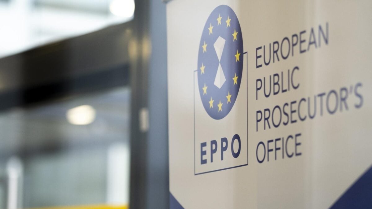 Bărbat acuzat că s-a dat drept „șeful procurorilor europeni” și a fost chemat în judecată pentru trafic de influență, după ce a cerut 60.000 de euro pentru a ajuta un comerciant să evite un dosar al Parchetului European