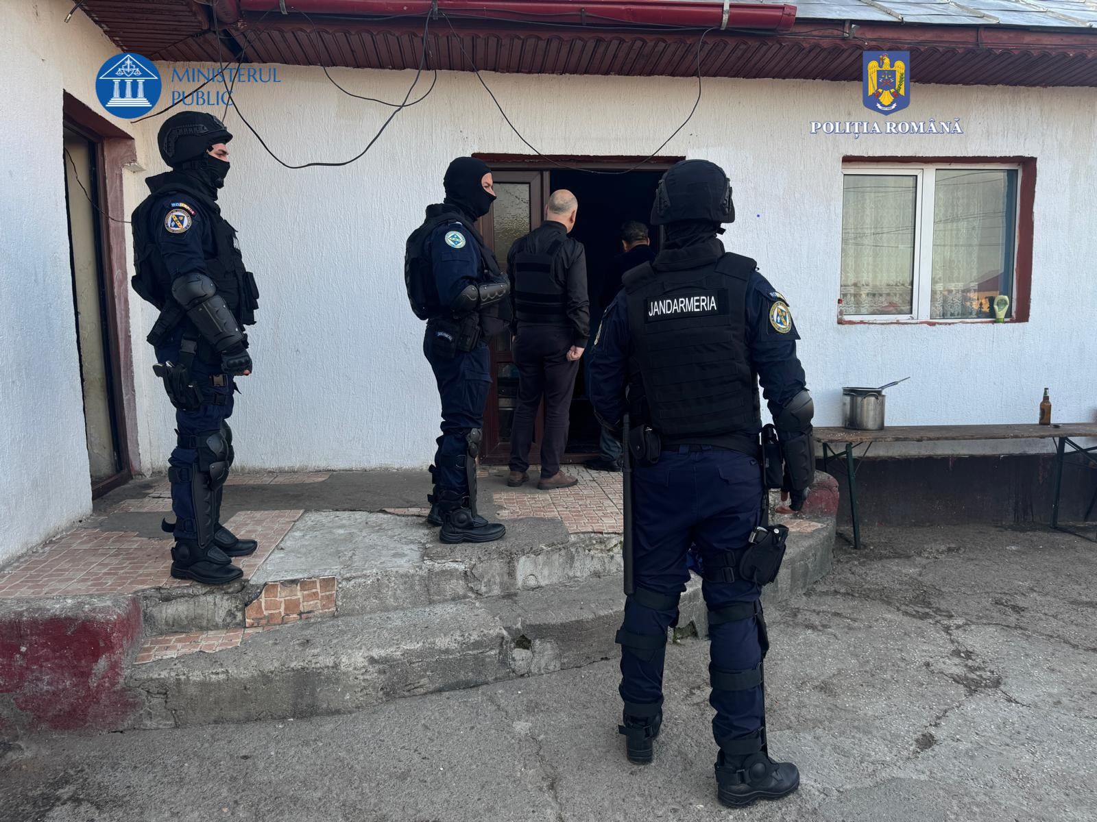 Rezumatul operațiunii „Calul Troian”: 15 persoane au fost reținute pentru o zi, alte 12 se află în supraveghere judiciară, patru suspecte evită ancheta; au fost confiscate 200.000 de lei, 51.000 de euro, precum și arme albe, bijuterii și droguri