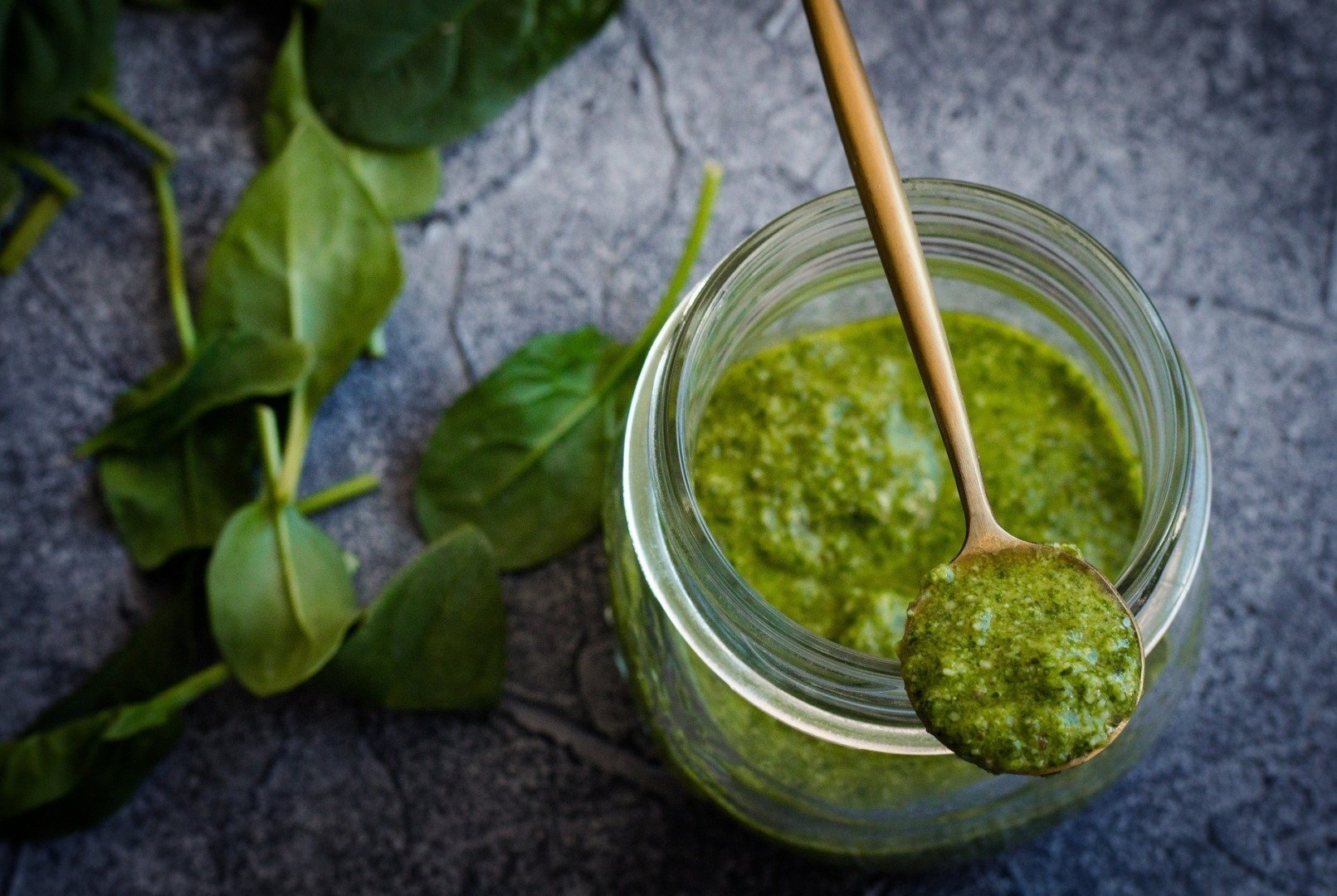 [ad_1] Ești fan al sosului de pesto? Iată cinci idei de mic dejun în care îl poți folosi: de la tartine cu ou poșat până la clătite sărate cu ricotta