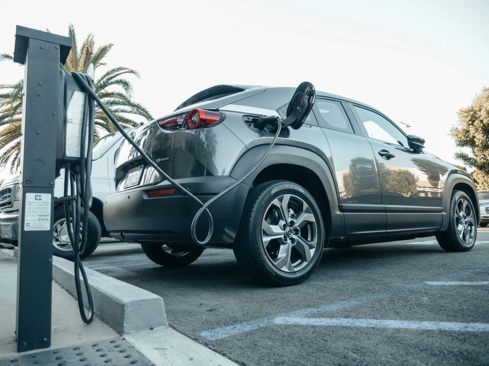 80% din bugetul suplimentar al programului Rabla Auto 2025 a fost consumat în primele patru ore, iar persoanele fizice mai pot folosi în jur de 1,2 milioane de lei pentru mașini electrice și peste 9,1 milioane de lei pentru autovehicule cu motoare clasice.