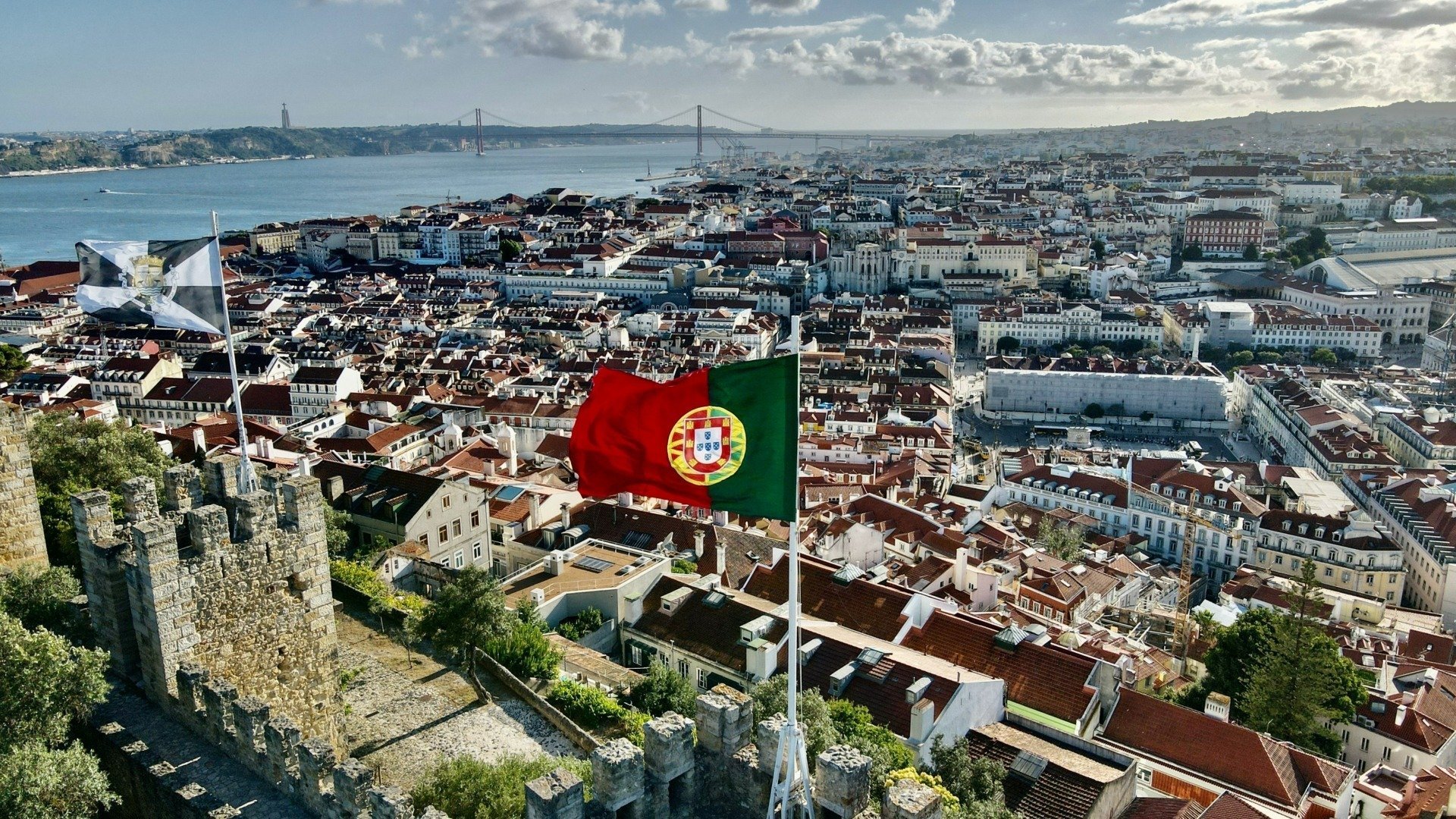 [ad_1] Zeci de mii de persoane au ieșit sâmbătă în stradă în Lisabona, capitala Portugaliei, pentru a demonstra împotriva unui proiect de lege referitor la drepturile angajaților, care