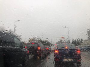 Situația traficului rutier în țară: drumuri aglomerate din cauza ploilor, zăpezii, ceții și restricțiilor de circulație