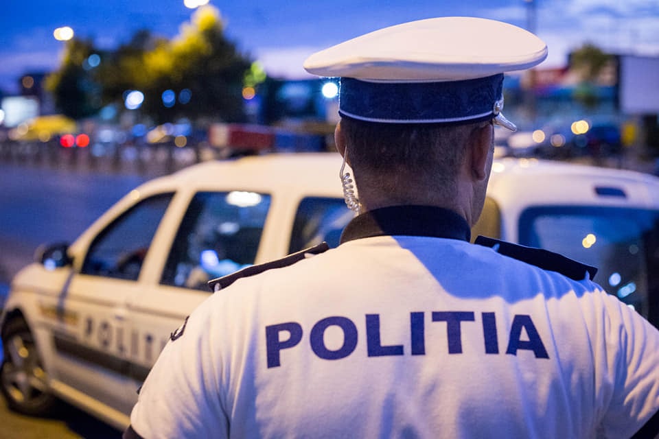 politia-capitalei-politisti-masina-politie.jpg