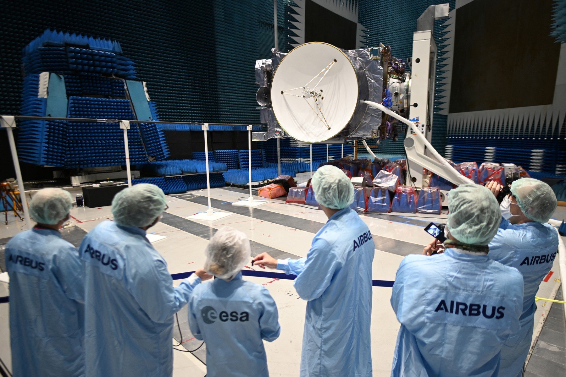[ad_1] Un acord istoric între principalele grupuri aerospațiale europene, Airbus, Thales și Leonardo, vizează consolidarea producției sateliților pentru a contracara dominația rețelei Starlink, deținută de SpaceX