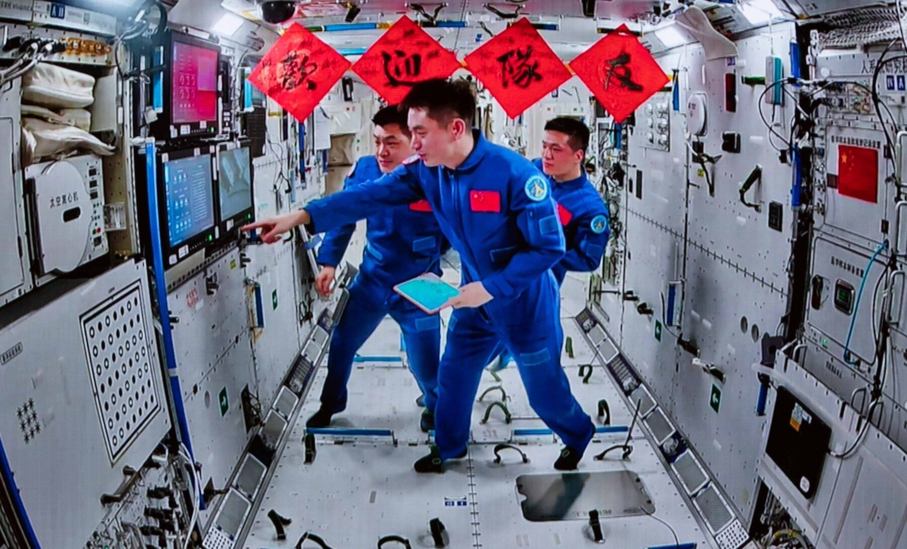 [ad_1] Trei astronauți chinezi au fost readuși pe Pământ după ce au rămas blocați în spațiu