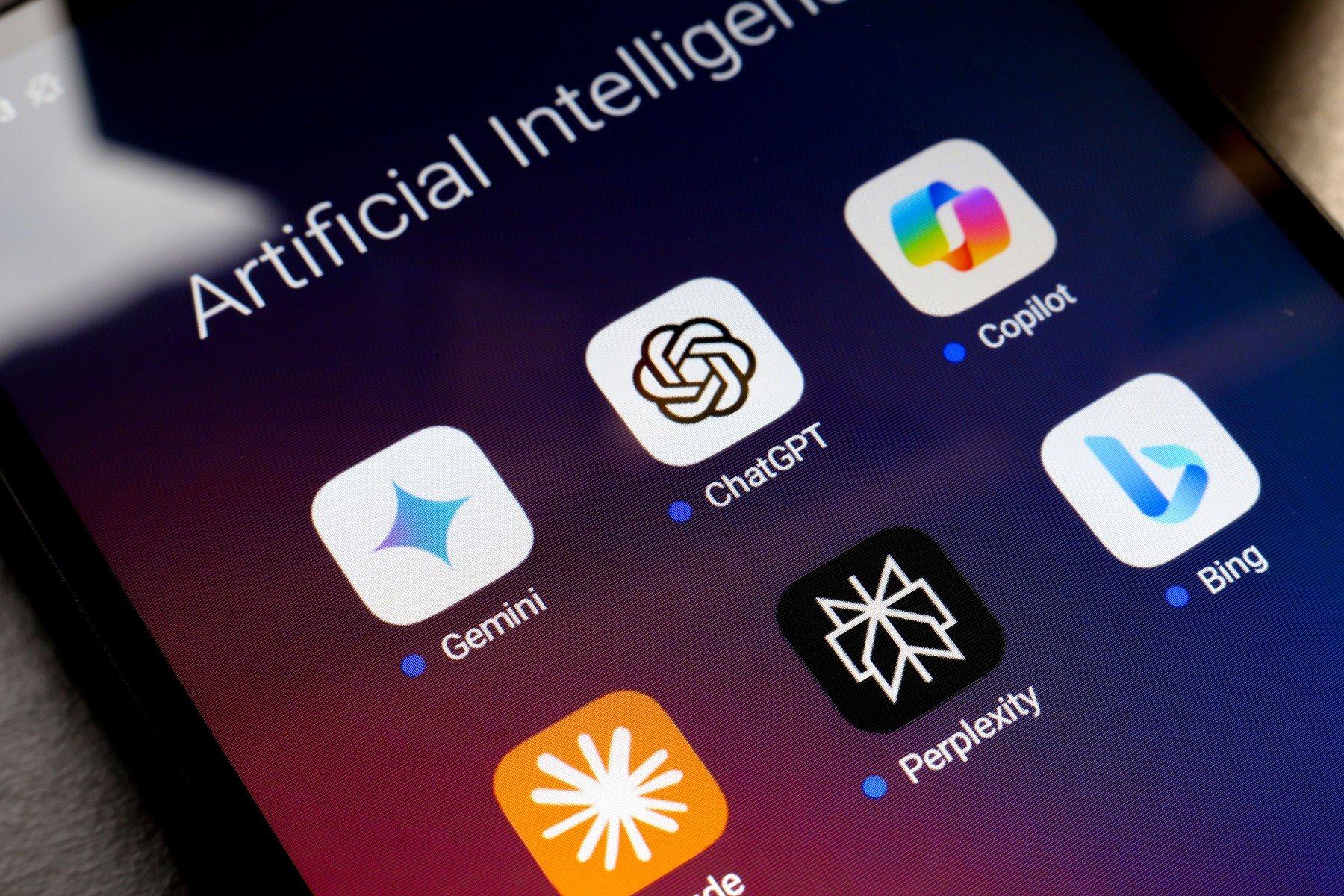 Cât de exacte sunt cele mai populare asistențe AI de tip chatbot? O cercetare europeană indică o rată de erori de aproape jumătate pentru toate acestea