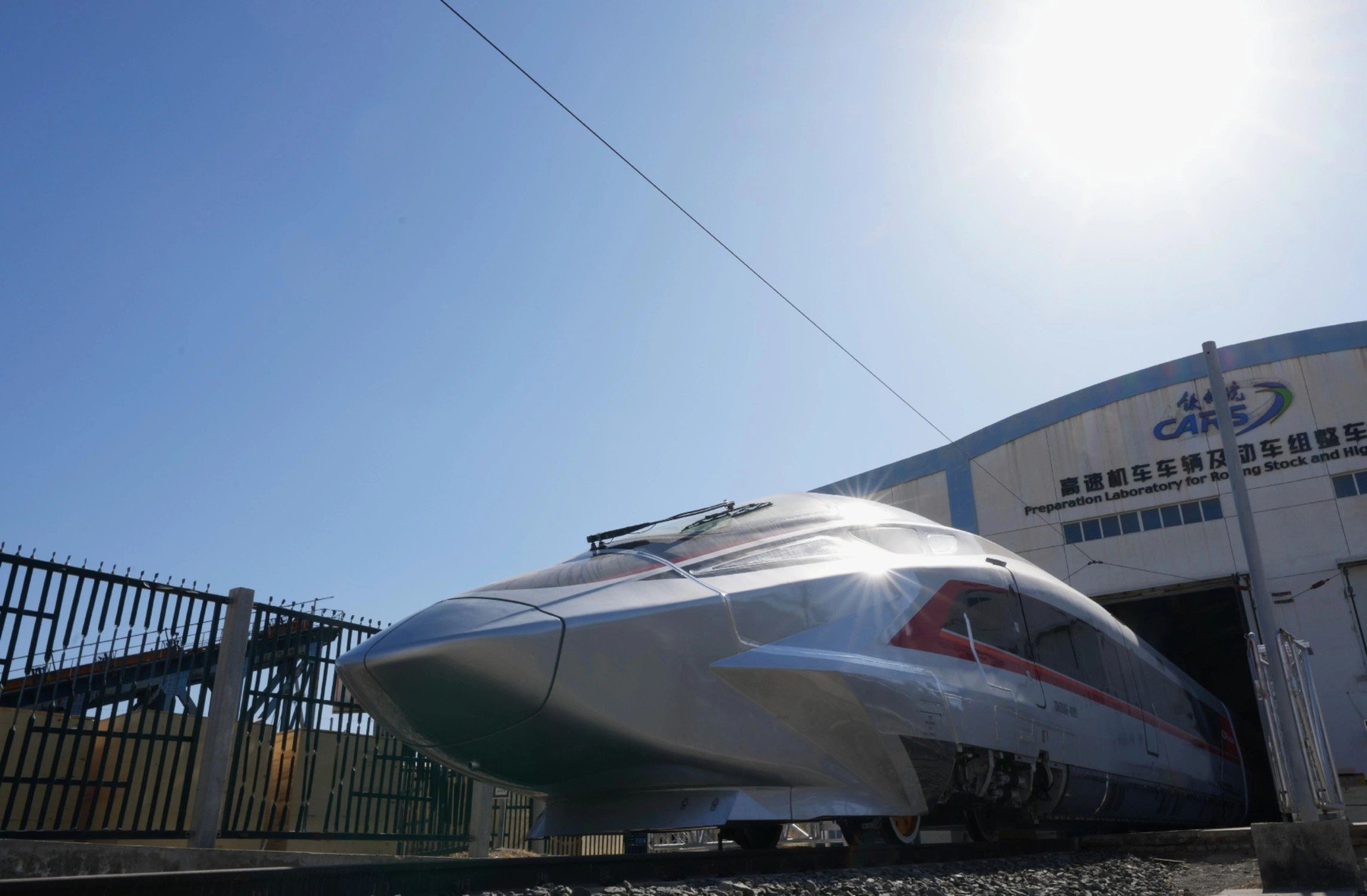 [ad_1] Recent, China a reușit să depășească recordul mondial pentru viteza trenurilor electrice, după ce prototipul trenului CR450 a atins în teste preliminare o viteză de 453 km/h