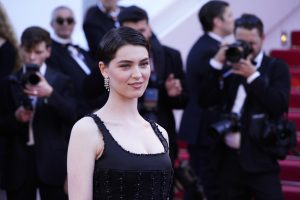 O nouă producție de televiziune difuzată pe un canal de divertisment prin abonament prezintă actrița Anamaria Vartolomei într-un rol principal dintr-o reinterpretare a unei opere literare clasice care explorează tema puterii și ispitei.