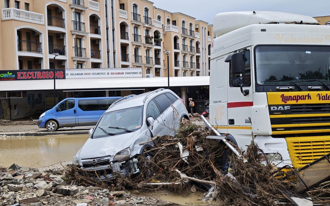 [ad_1] Multe dintre stațiunile bulgare de la Marea Neagră se află în pericol de inundații în timpul ploiilor intensive, conform concluziilor Ministerului Mediului și Apelor din Sofia, după inundațiile grave din Elenite, care au dus la decesul a patru persoane